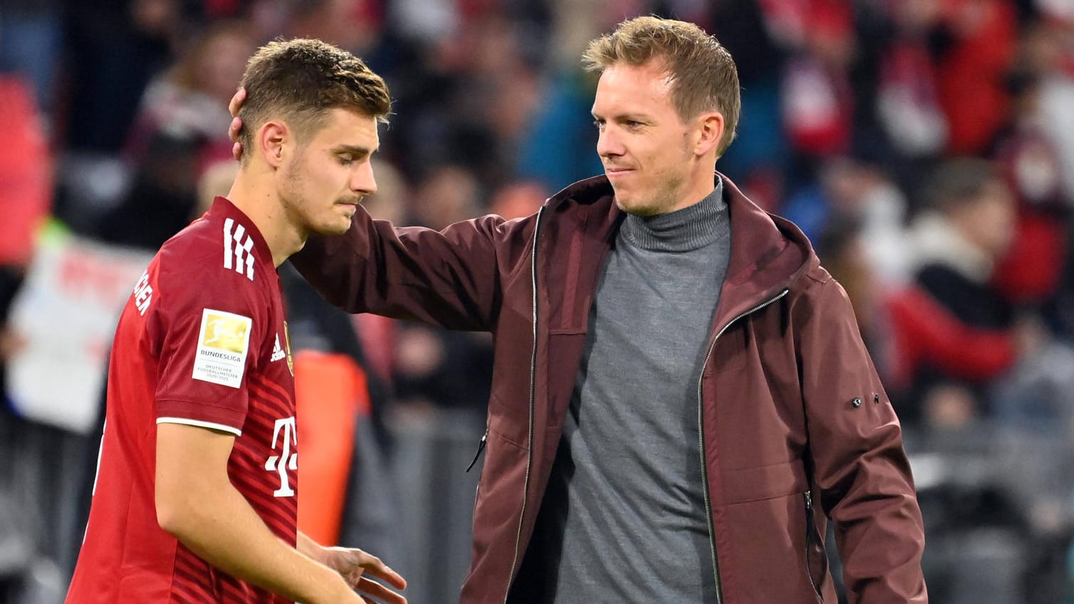 Josip Stanišić (l.) neben Trainer Julian Nagelsmann: Der Bayern-Coach muss vorerst auf seinen Außenverteidiger verzichten.