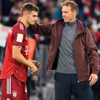 Josip Stanišić (l.) neben Trainer Julian Nagelsmann: Der Bayern-Coach muss vorerst auf seinen Außenverteidiger verzichten.