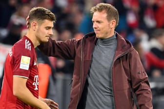 Josip Stanišić (l.) neben Trainer Julian Nagelsmann: Der Bayern-Coach muss vorerst auf seinen Außenverteidiger verzichten.