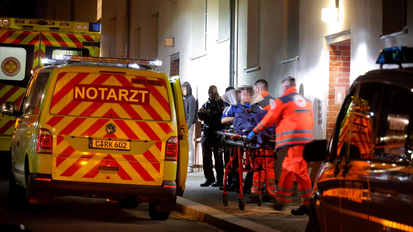 Polizeieinsatz nach Messerstecherei (Symbolbild): Zwei Männer wurden schwer verletzt ins Krankenhaus gebracht. Die Polizei fahndet nach Zeugen.