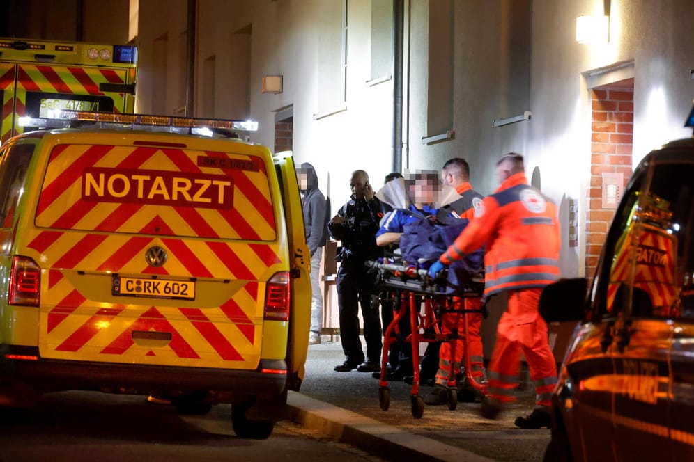 Polizeieinsatz nach Messerstecherei (Symbolbild): Zwei Männer wurden schwer verletzt ins Krankenhaus gebracht. Die Polizei fahndet nach Zeugen.