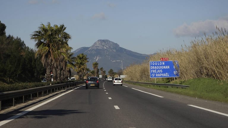 Autobahn bei Toulon (Archivbild): Eine Frau bekam so heftige Wehen, dass ihr Baby nicht im Krankenhaus zur Welt kam.