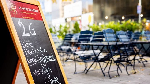 Ein Aufsteller auf der Terrasse eines Restaurants weist auf die 2G-Regel hin (Symbolbild): In Berlin soll 2G in vielen Bereichen erweitert werden.