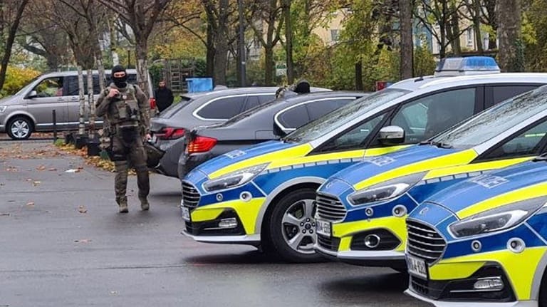 Ein Polizist in Spezialausrüstung steht vor Streifenwagen in Essen: Im Stadtteil Altendorf kam es am Mittwoch zu einer nicht näher spezifizierten "Bedrohungslage" in einem Haus.