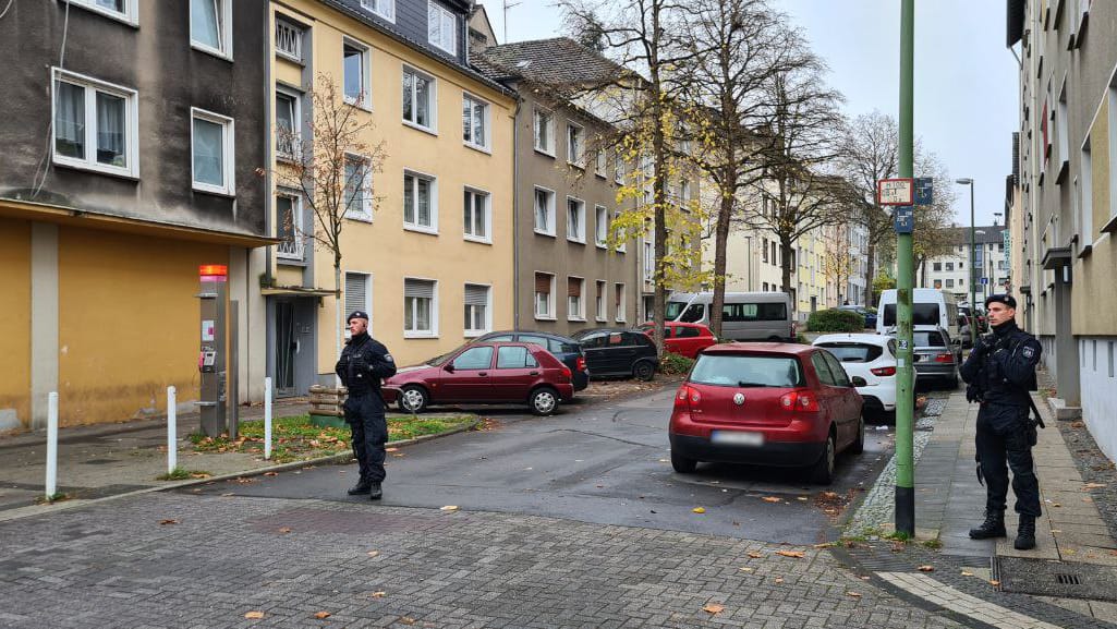 Polizisten haben eine Straße in Essen abgesperrt: Zu den Hintergründen der Tat war zunächst nichts bekannt.