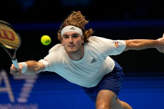 Zieht wegen einer Ellenbogenverletzung bei den ATP Finals zurück: Stefanos Tsitsipas in Aktion.