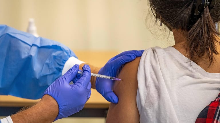 Eine Person wird von einem mobilen Impfteam geimpft (Archivbild): Freikarten für Freizeitaktivitäten sollen Ungeimpfte überzeugen.