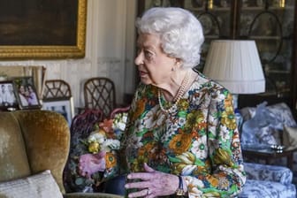 Die Queen wählte für ihren Termin ein geblümtes Kleid.