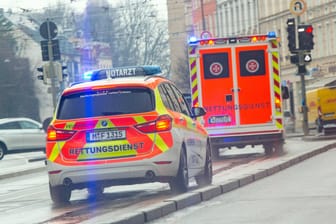 Rettungswagen und Notarzt auf dem Weg zum Einsatz in München (Symbolbild): Ein kleines Mädchen hat bei den Einsatzkräften mit ihrer Kompetenz Eindruck gemacht.