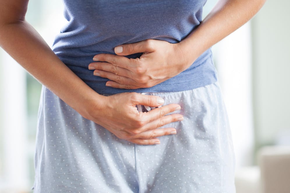 Frau mit Unterleibschmerzen: Heftige Regelbeschwerden sind ein typisches Symptom der Endometriose – aber oft nicht das einzige.
