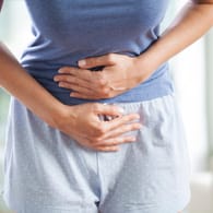 Frau mit Unterleibschmerzen: Heftige Regelbeschwerden sind ein typisches Symptom der Endometriose – aber oft nicht das einzige.