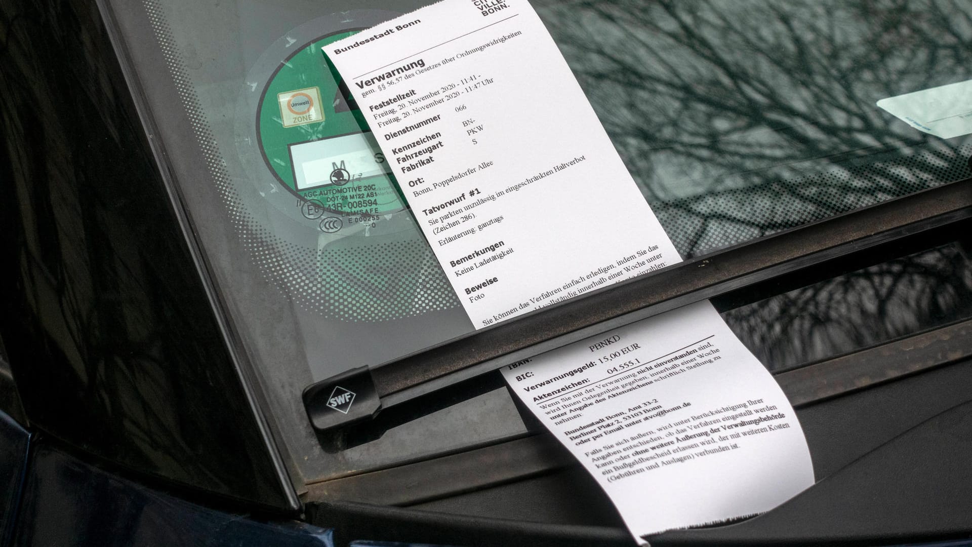 Ein Strafzettel hinter dem Scheibenwischer (Symbolbild): Der Senior wurde verurteilt. Ein Strafzettel hinter dem Scheibenwischer (Symbolbild): Der Senior wurde verurteilt.