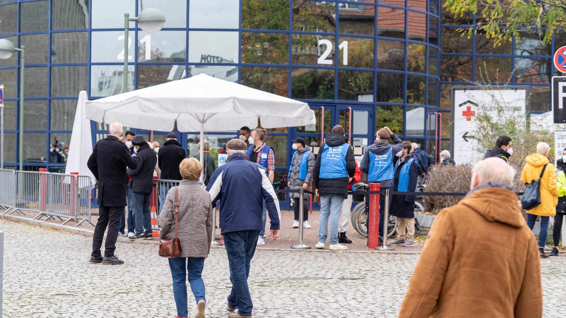 Zahlreiche Personen stehen an einem Berliner Corona-Impfzentrum an (Archivbild): In Berlin kommt die Booster-Impfung nun doch früher als gedacht. Zahlreiche Personen stehen an einem Berliner Corona-Impfzentrum an (Archivbild): In Berlin kommt die Booster-Impfung nun doch früher als gedacht.