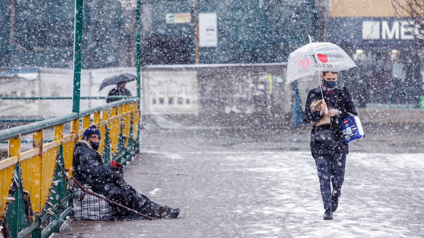 Mitbürger werden gebeten, in der Kälte übernachtende obdachlose Menschen an das Winterhilfetelefon zu melden.