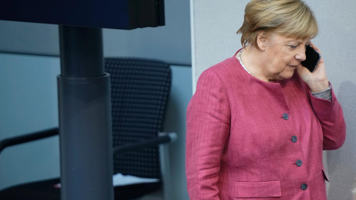 Angela Merkel telefoniert (Archivbild): Für ein Gespräch mit Machthaber Lukaschenko hat die Kanzlerin viel Kritik einstecken müssen.