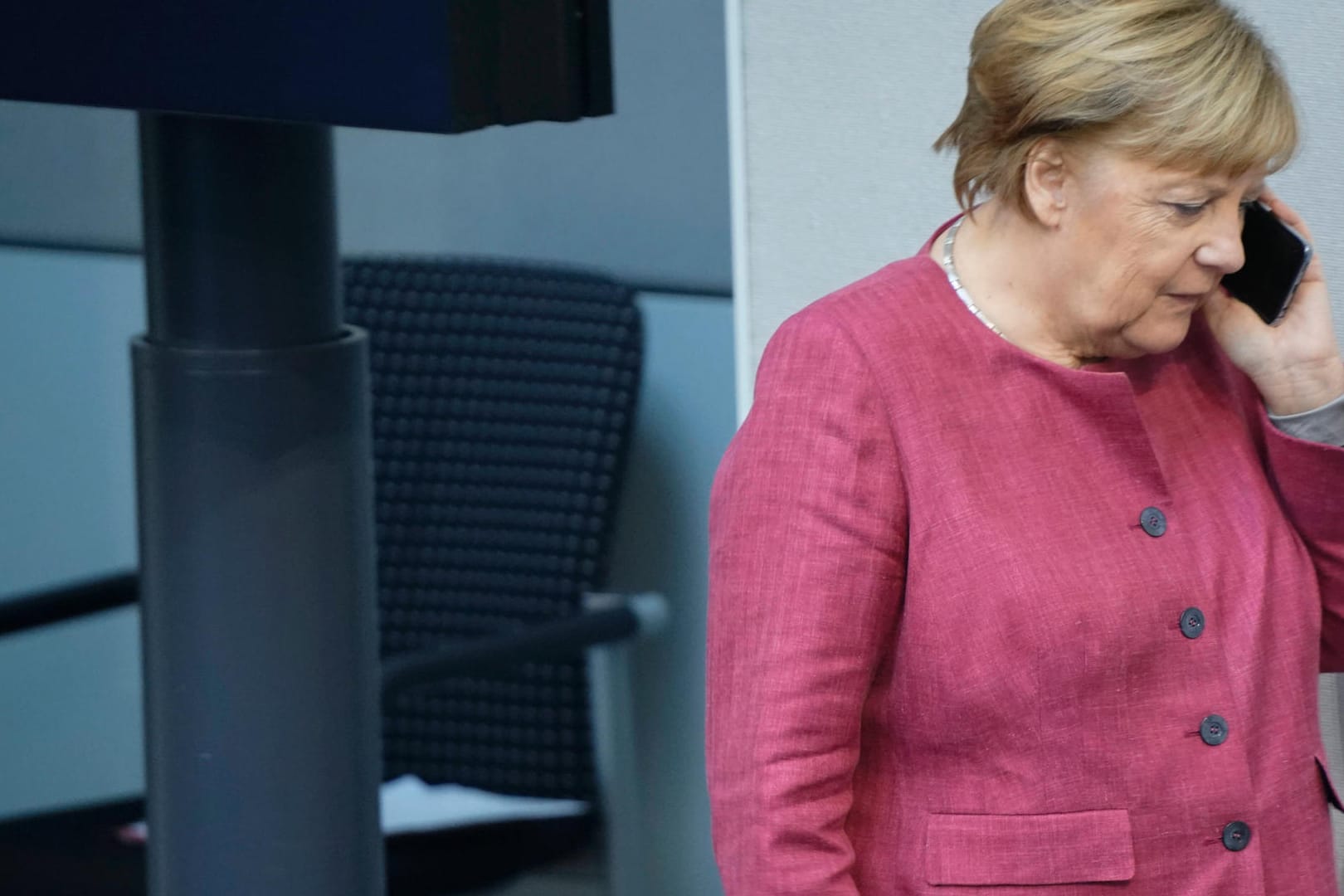 Angela Merkel telefoniert (Archivbild): Für ein Gespräch mit Machthaber Lukaschenko hat die Kanzlerin viel Kritik einstecken müssen.