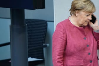 Angela Merkel telefoniert (Archivbild): Für ein Gespräch mit Machthaber Lukaschenko hat die Kanzlerin viel Kritik einstecken müssen.