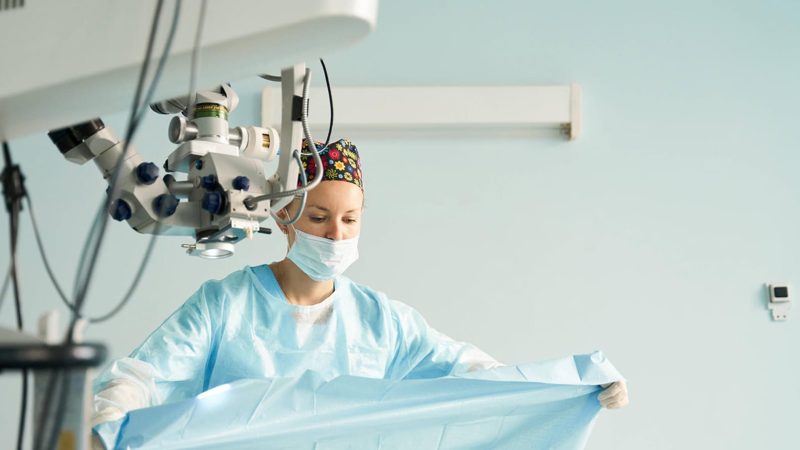 Eine Krankenschwester arbeitet in einer Klinik (Symbolbild): In Köln ist die Lage in den Krankenhäusern auch abseits der Corona-Intensivstationen angespannt.