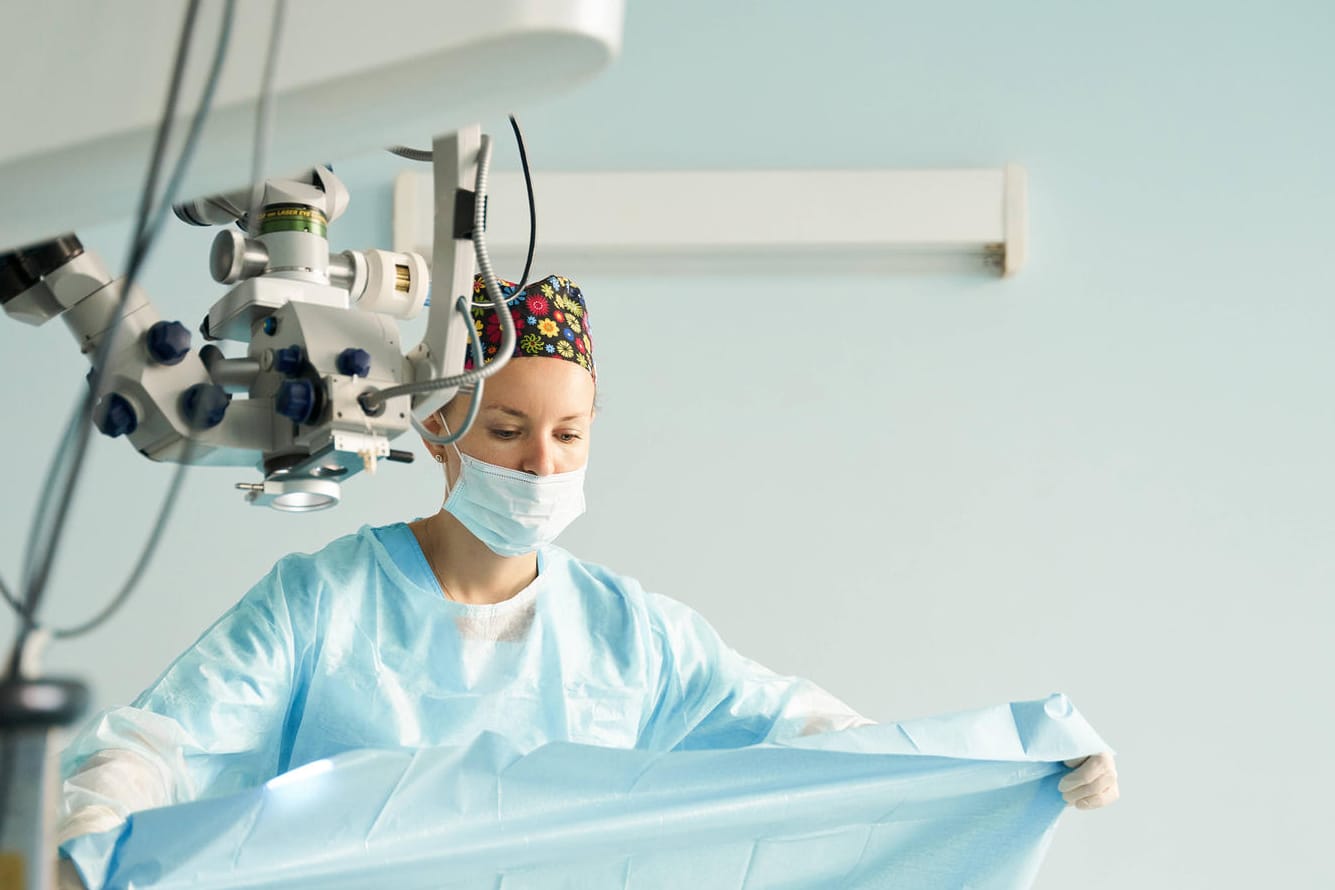 Eine Krankenschwester arbeitet in einer Klinik (Symbolbild): In Köln ist die Lage in den Krankenhäusern auch abseits der Corona-Intensivstationen angespannt.