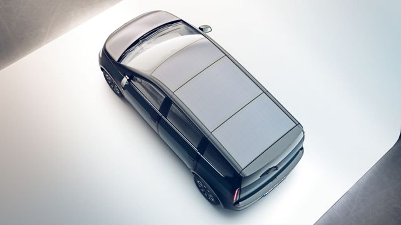 Solarzellen sind auf dem Dach eines E-Autos zu sehen