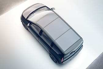 Solarzellen sind auf dem Dach eines E-Autos zu sehen