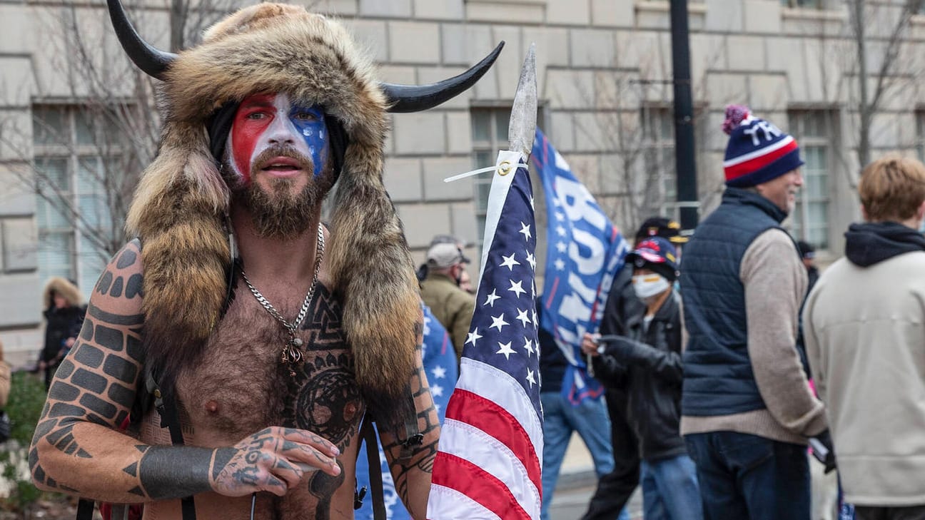 Der "QAnon-Schamane" Jacob C. am 6. Januar: Bei dem Angriff auf das Kapitol in Washington starben fünf Menschen.