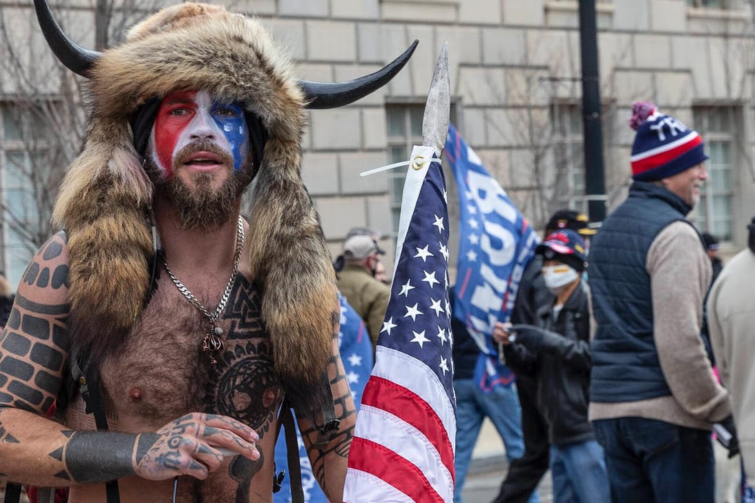 Der "QAnon-Schamane" Jacob C. am 6. Januar: Bei dem Angriff auf das Kapitol in Washington starben fünf Menschen.