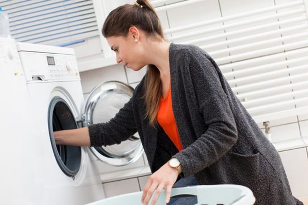 Wer seinen Wollpullover in der Waschmaschine wäscht, sollte dies nur im Fein- oder Woll-Waschgang tun und das entsprechende Waschmittel benutzen.