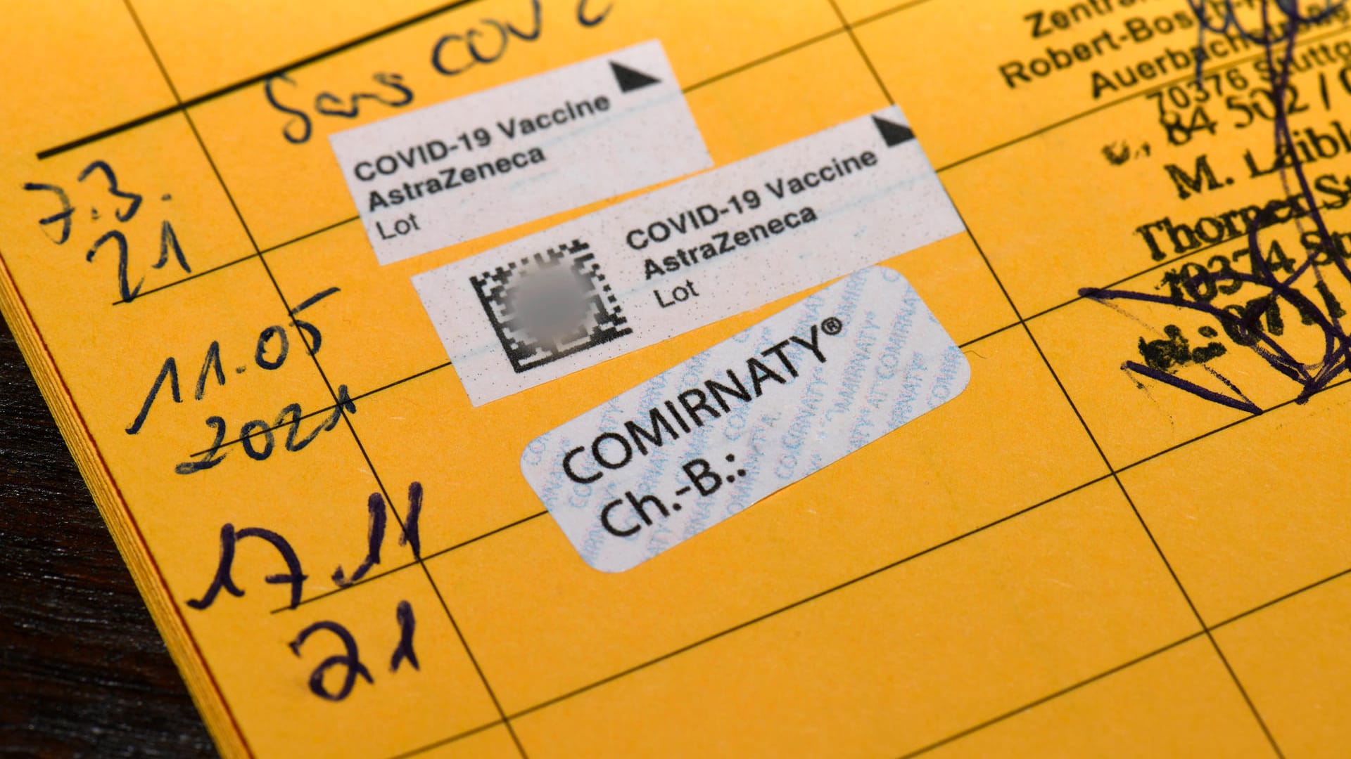 Ein Impfpass mit allen drei Corona-Impfungen (Symbolbild): Die Nachweise sind in der Corona-Pandemie begehrte Dokumente und werden auch gefälscht. Ein Impfpass mit allen drei Corona-Impfungen (Symbolbild): Die Nachweise sind in der Corona-Pandemie begehrte Dokumente und werden auch gefälscht.