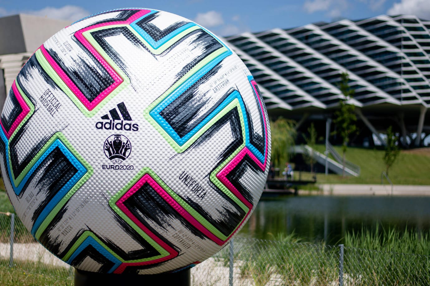 Im Adidas-Hauptsitz im fränkischen Herzogenaurach (im Bildhintergrund) kam es zu einer Steuerrazzia.
