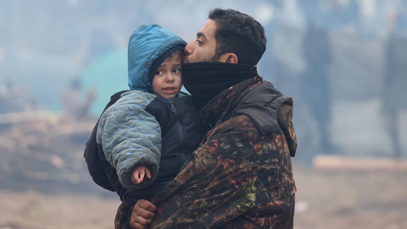 Ein Migrant mit einem Kind: An der Grenze ist es zeitweise eskaliert.