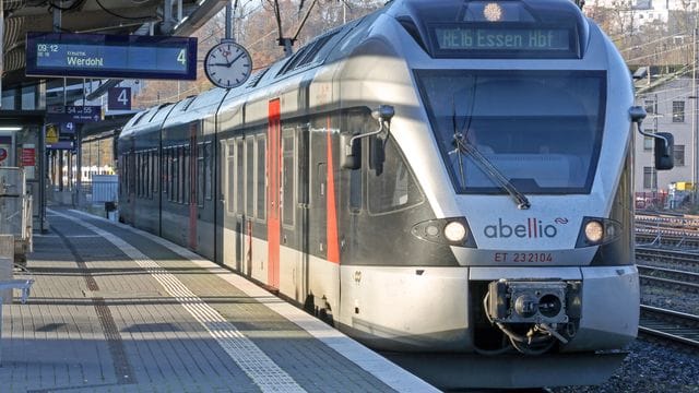 Ein Zug von Abellio steht im Hauptbahnhof