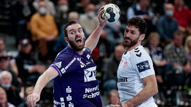 Teitur Örn Einarsson (l) setzte sich mit der SG Flensburg-Handewitt gegen Dinamo Bukarest durch.