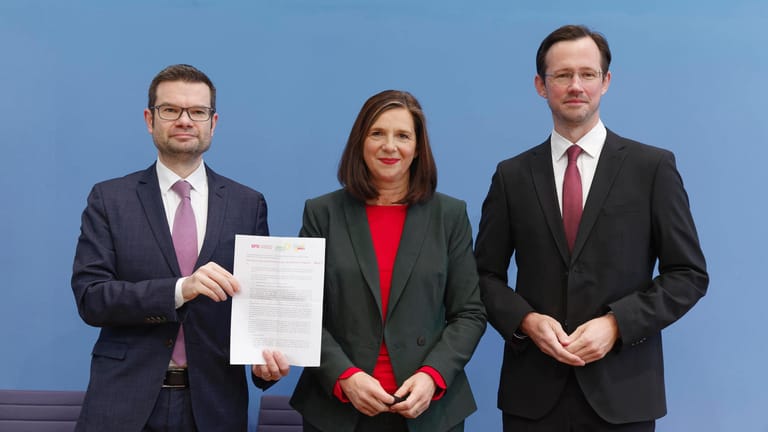 Zufrieden: Marco Buschmann (FDP), Katrin Göring-Eckardt (Grüne) und Dirk Wiese (SPD) stellen Ende Oktober die Pläne für das Ende der epidemischen Lage vor.