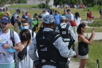 Ein Mitglied der Nationalgarde steht im mexikanischen Urlaubsort Tulum (Archivbild): Die Regierung schickt weitere Truppen, um Touristen zu schützen.