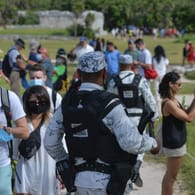 Ein Mitglied der Nationalgarde steht im mexikanischen Urlaubsort Tulum (Archivbild): Die Regierung schickt weitere Truppen, um Touristen zu schützen.