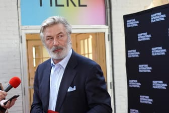 Alec Baldwin spricht vor Journalisten (Archivbild): Gegen den Schauspieler ist erneut Klage wegen des Schusses auf eine Kamerafrau eingereicht worden.