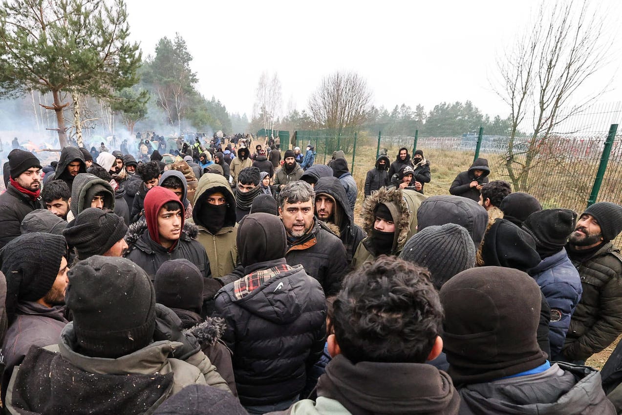 Migranten stehen an der Grenze zu Polen in einem Camp (Archivbild): Die Ukraine befürchtet, dass Belarus sie an ihre Grenze schickt.