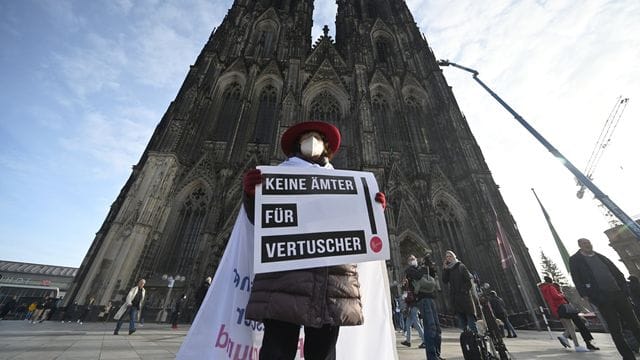 Eine Teilnehmerin einer Kundgebung der Initiative Maria 2.0 protestiert vor Beginn des Bußgottesdienstes. Eine Teilnehmerin einer Kundgebung der Initiative Maria 2.0 protestiert vor Beginn des Bußgottesdienstes.