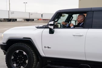US-Präsident Joe Biden besucht eine Fabrik für Elektroautos – und probiert gleich einen Hummer selbst aus.