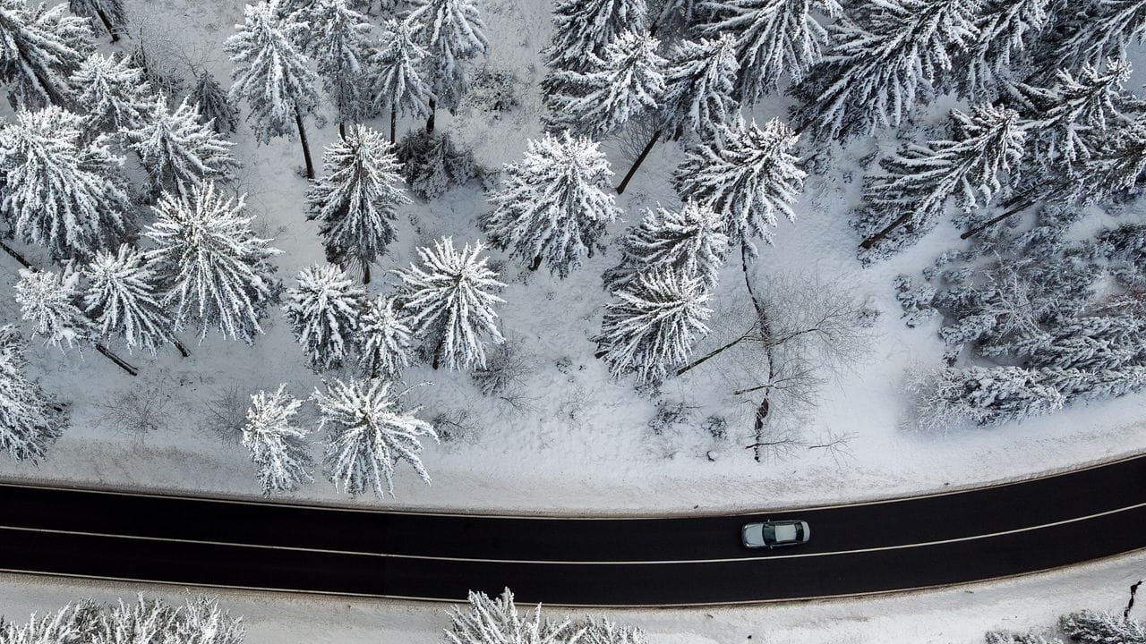 Wer im Winter mehr Reichweite aus seinem E-Auto herausholen möchte, sollte statt der Raumheizung lieber die sparsamere Sitzheizung nutzen.