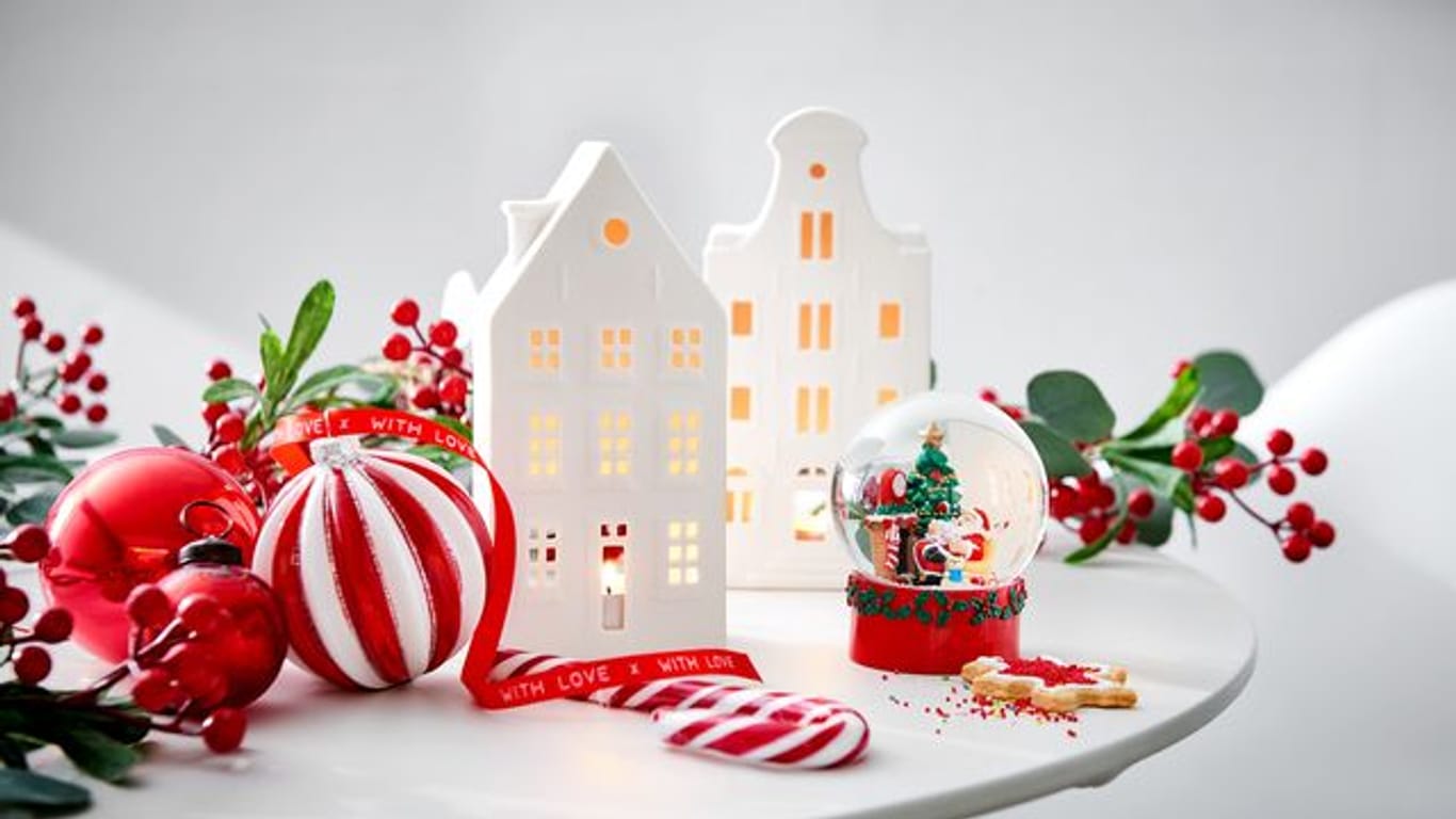 Beleuchtbare kleine Häuser, Schneekugeln und Zuckerstangen: Diese eher kindlichen Dekorationen sind an Weihnachten 2021 beliebt.