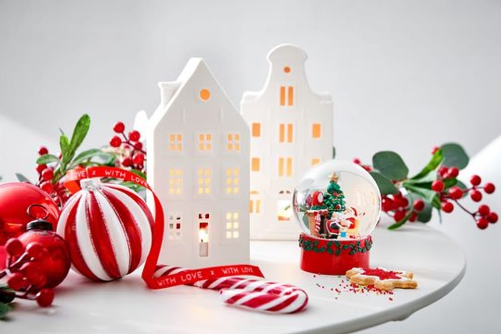 Beleuchtbare kleine Häuser, Schneekugeln und Zuckerstangen: Diese eher kindlichen Dekorationen sind an Weihnachten 2021 beliebt.