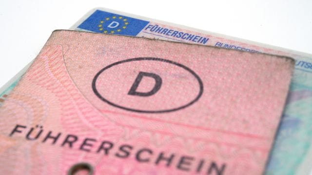 Tschüss rosa Lappen, hallo Plastekarte, heißt es für viele Führerscheininhaber.