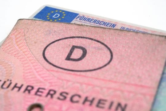 Tschüss rosa Lappen, hallo Plastekarte, heißt es für viele Führerscheininhaber.