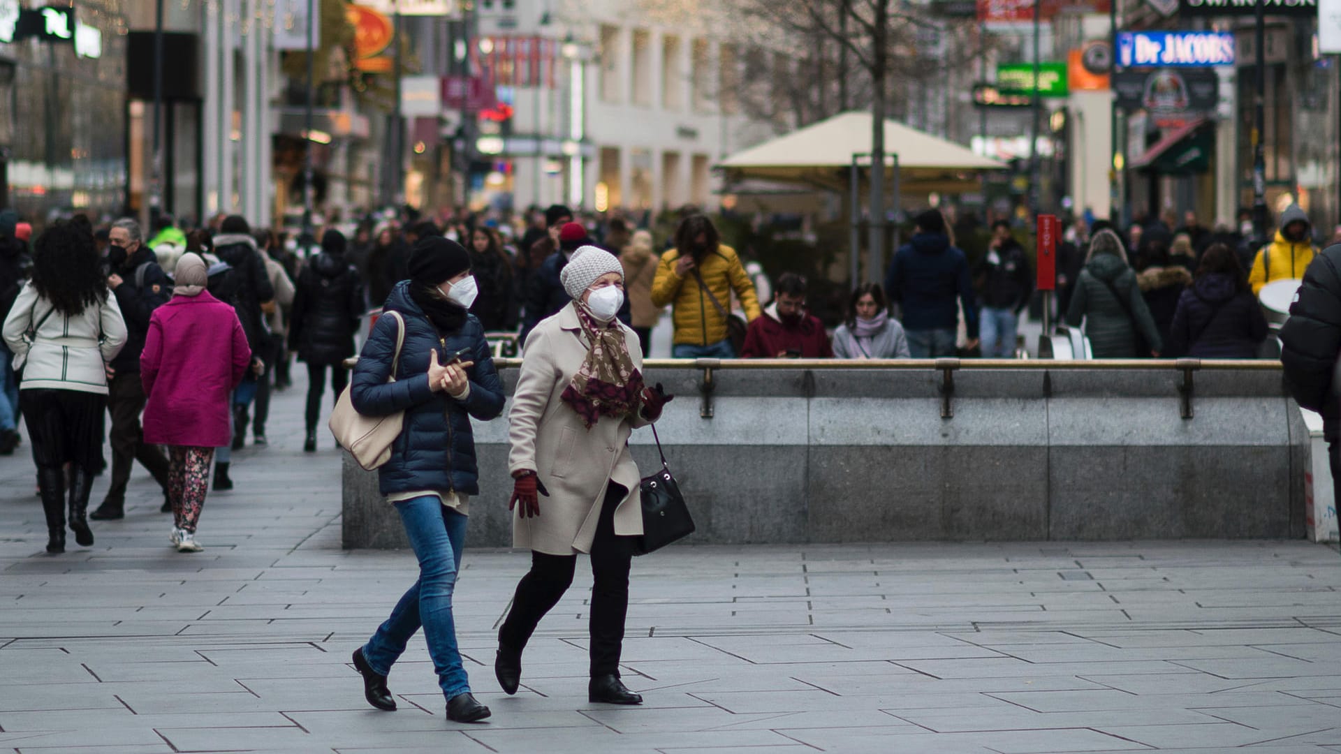 Eine Einkaufsstraße in Wien: Seit Wochenbeginn gelten in Österreich Corona-Beschränkungen für ungeimpfte Bürgerinnen und Bürger.