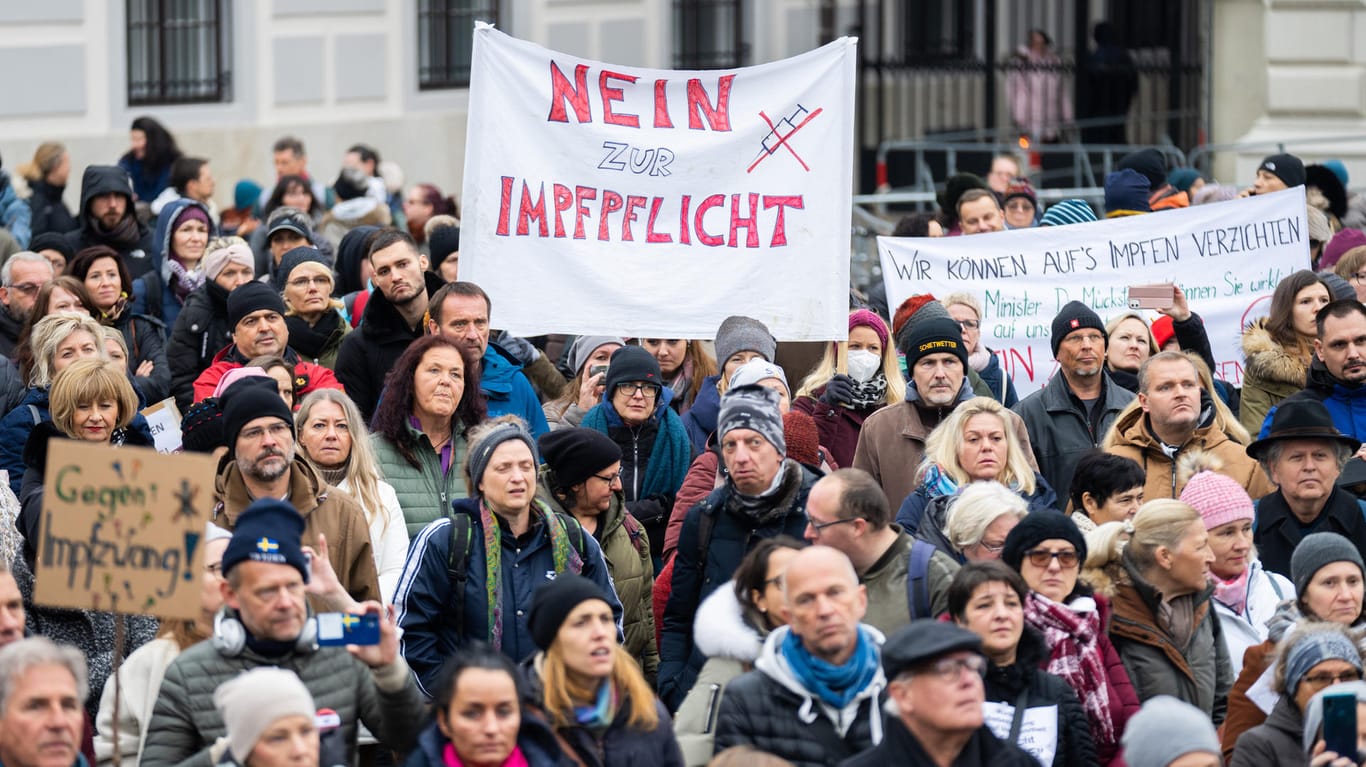Impfgegner demonstrieren in Wien: Sie befürchten, dass die Verschärfung der Corona-Maßnahmen indirekt die Einführung einer Impfpflicht mit sich bringt.