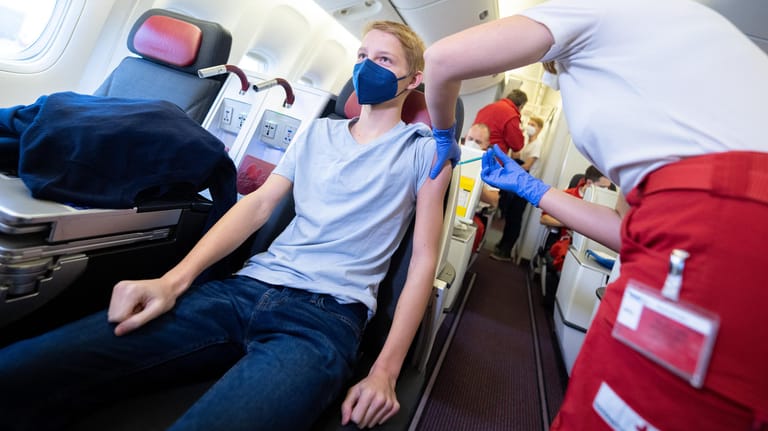Der Kreativität sind keine Grenzen gesetzt: Ein Mann erhält in einer Boeing 777 am Rollfeld des Flughafens Wien-Schwechat eine Corona-Impfung:
