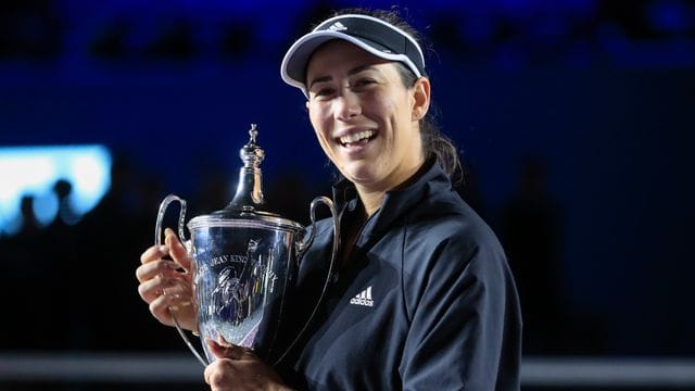 Garbiñe Muguruza hält die Trophäe während der Siegerehrung.