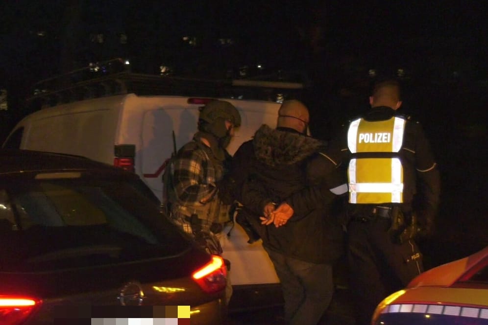 Festnahme in Chorweiler: Polizisten führen einen Tatverdächtigen ab.